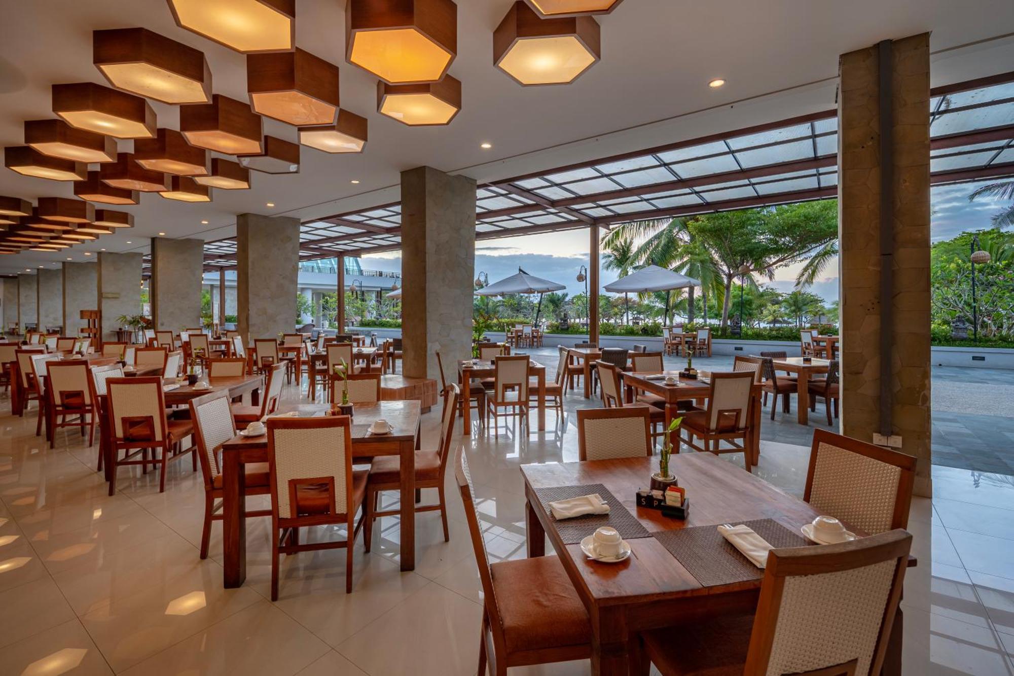 努沙杜瓦梅鲁萨卡酒店 外观 照片 The restaurant at the hotel